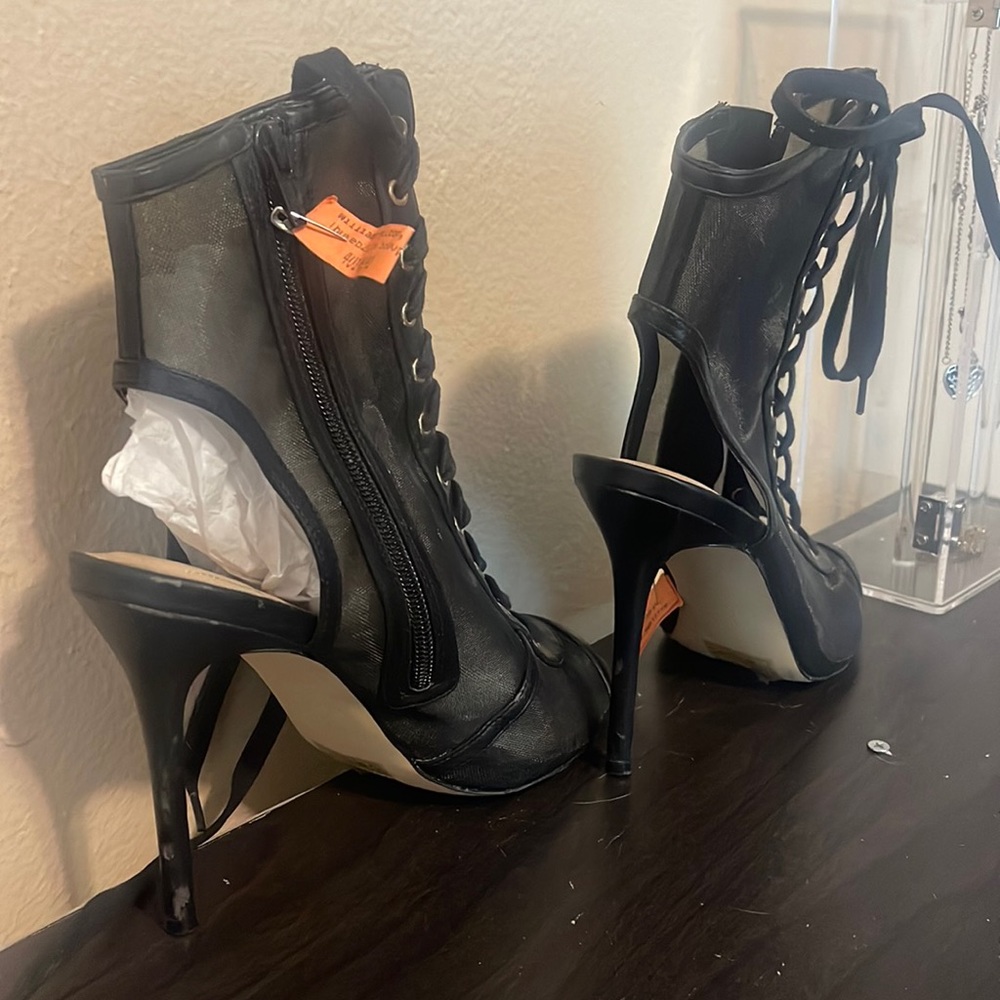 Aldo shoe. Size 9 zip-up heel
